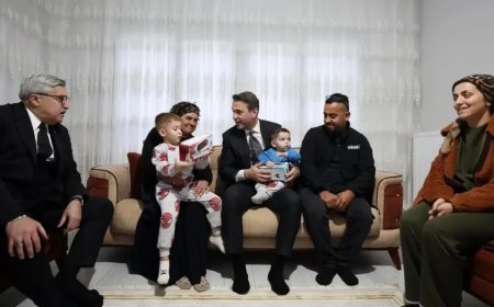 Bakan Bayraktar Kırıkhan'da Depremzede Aileleri Ziyaret Etti: 'Acıyı Paylaştık, Umudu da Paylaşacağız'
