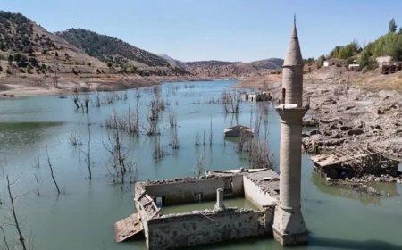 Sivas'ta donan Pusat-Özen Baraj Gölü'nde eski köy kalıntıları ortaya çıktı