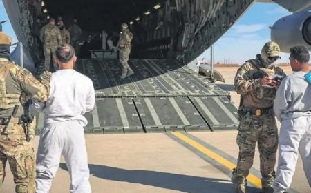 Pentagon'dan tartışmalı video: Göçmenler zincirlerle Guantanamo'ya taşındı