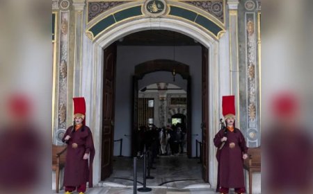 Topkapı Sarayı’nda Jandarmalar 'Silahtar' Kıyafetleriyle Tarihi Canlandırıyor