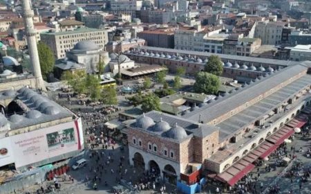 Eminönü'nde 4 katlı binada yangın! Alevler çevreyi tehdit etti