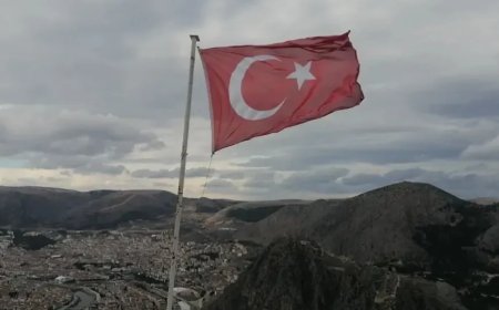 Kızlar Sivrisi’nde Yıpranan Türk Bayrağını Değiştirmek İçin Tırmanan Dağcı Ölü Bulundu