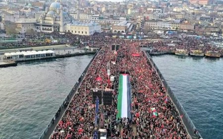 Gazze İçin Yeni Yılın İlk Gününde Binlerce Kişi Galata Köprüsü’nde Buluştu