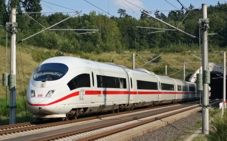 Hamburg'da yolcu treni ile TIR çarpıştı: 1 ölü, 11 yaralı