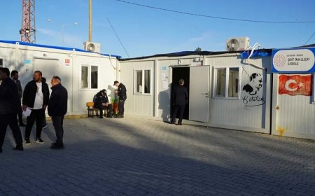 Hatay’da depremzedeler konteynerde, protokole milyonluk anma töreni
