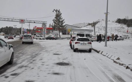 İstanbul'da Kar Kabusu: Yollar Buz Pistine Döndü, Vatandaşlar Mağdur