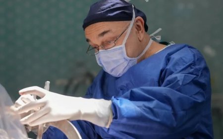 Beyin cerrahı Ali Zırh, 2 bininci ameliyatıyla Parkinson hastalarına umut oldu