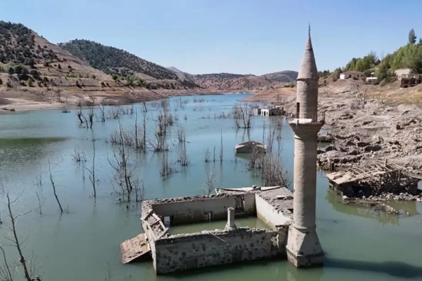 Sivas'ta donan Pusat-Özen Baraj Gölü'nde eski köy kalıntıları ortaya çıktı