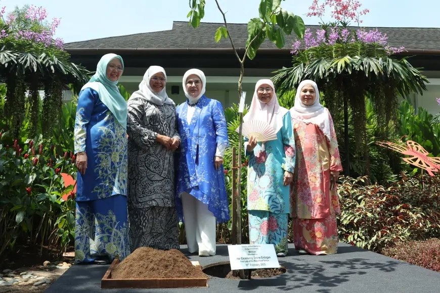 Emine Erdoğan ve Malezya Başbakanı’nın eşi, Kuala Lumpur’da "merbau" ağacı dikti