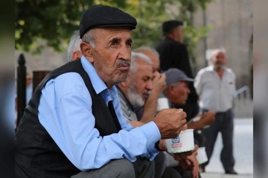 Emekli Zam Farkı Bugün Hesaplarda! Bakan Işıkhan'dan Milyonlara Müjde