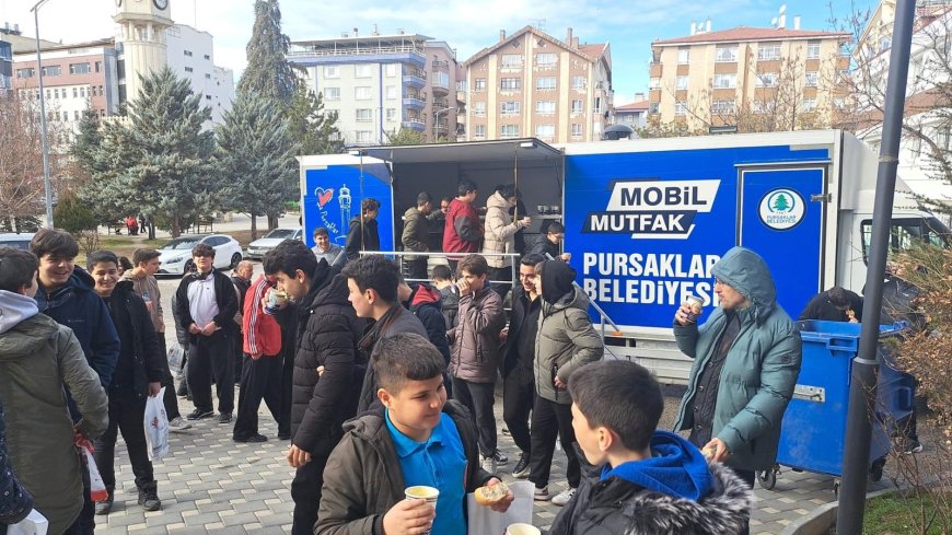 Pursaklar 3. Kitap Günleri’nde Vatandaşlara Sıcacık Çorba İkramı