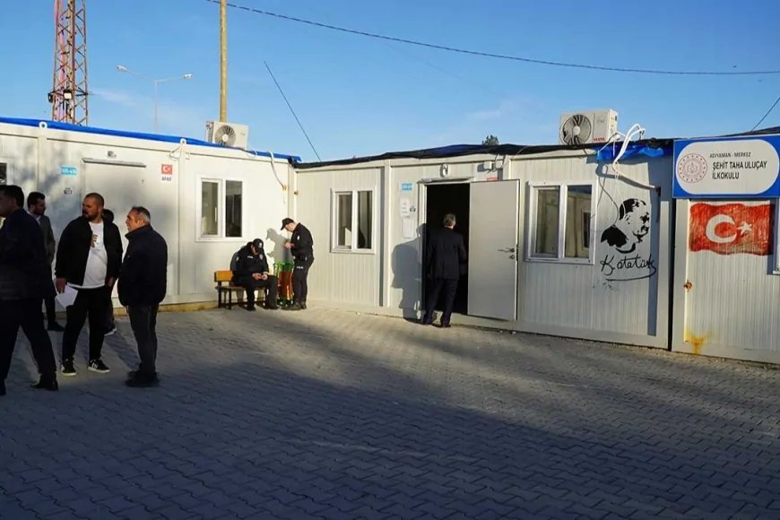 Hatay’da depremzedeler konteynerde, protokole milyonluk anma töreni