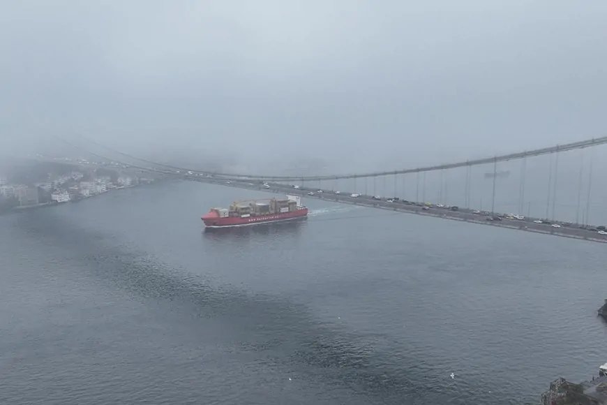 İstanbul Boğazı'nda gemi trafiği sis nedeniyle durduruldu