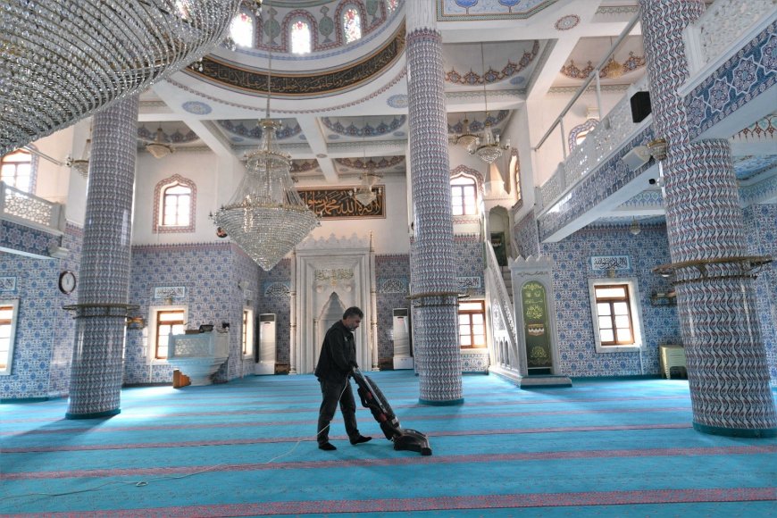 Pursaklar Belediyesi, Ramazan’da Camileri Titizlikle Temizliyor: ‘Sağlıklı Ortamlarda İbadet İçin Çalışmalarımız Devam Ediyor’