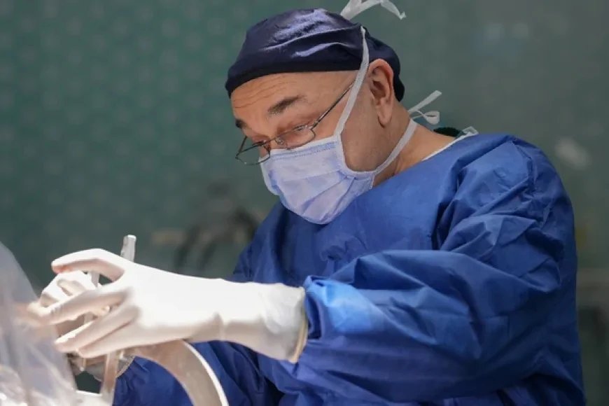 Beyin cerrahı Ali Zırh, 2 bininci ameliyatıyla Parkinson hastalarına umut oldu