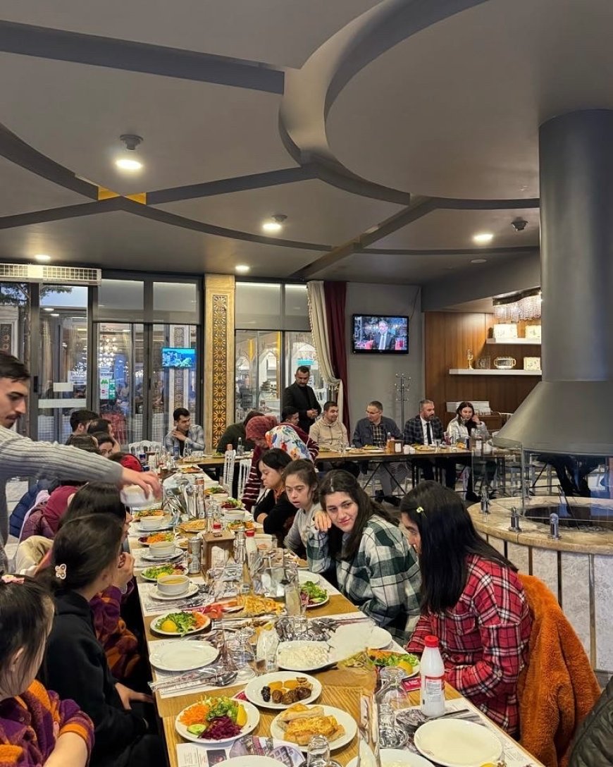 Pursaklar Belediye Başkanı Ertuğrul Çetin, Özel Gereksinimli Bireylerle İftar Sofrasında Bir Araya Geldi