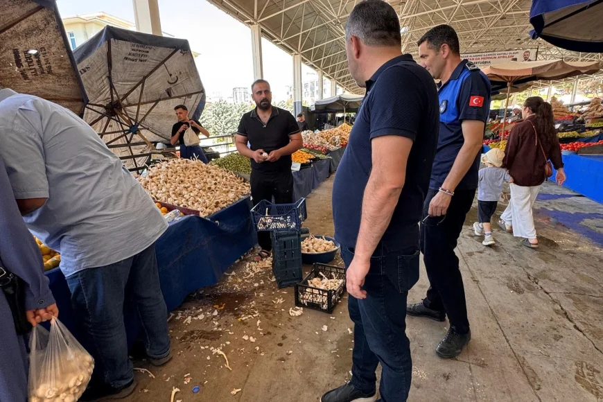 Ertuğrul Çetin pazarlarda denetim yaptı, esnaf ve vatandaşla bir araya geldi