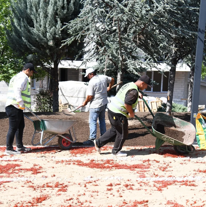 Pursaklar’da parklar baştan sona yenileniyor: Rıza Çöllüoğlu Parkı yeni yüzüyle açılışa hazırlanıyor