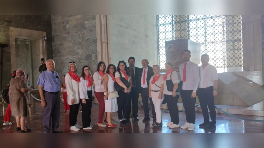 Anadolu Çınarları Partisi yöneticileri 30 Ağustos Zafer Bayramı için Anıtkabir’i ziyaret etti